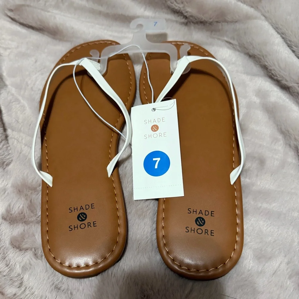 Shade & Shore White Strap Sandals with Tan Footbed - Picture 1 of 2